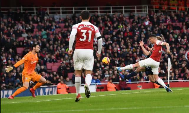  卡尔斯鲁厄定位球配合流畅, 头球接力敲开对手城池  